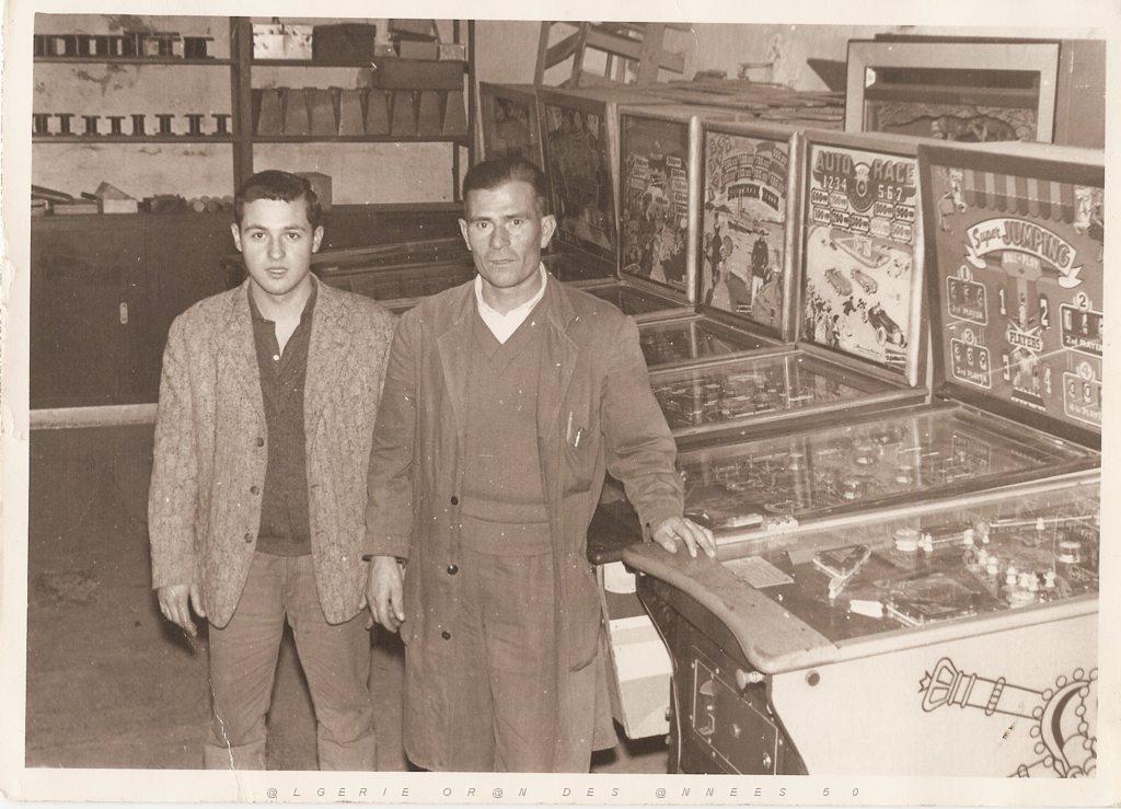 ORAN 1960 LES FLIPPERS AVEC LE REPARATEUR M. PASCAL ET DANIEL GARCIA .JPG